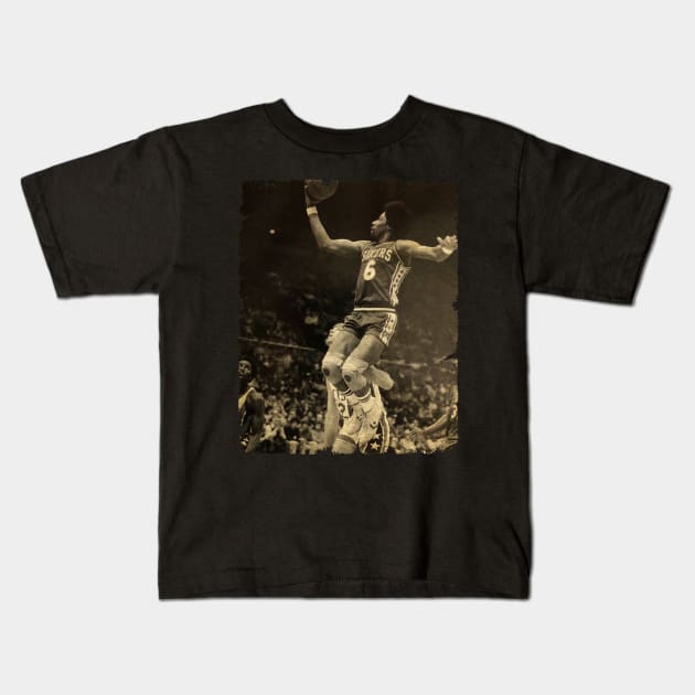 Pic Of The Dr. J IN 1977 Kids T-Shirt by Wendyshopart